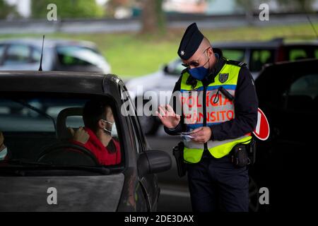 Le 28 novembre 2020, les policiers interrogez les conducteurs sur leur destination et la raison de leur departure.in Porto (Portugal). Le Portugal compte 4868 cas de plus et 87 décès. Banque D'Images