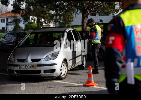 Le 28 novembre 2020, les policiers interrogez les conducteurs sur leur destination et la raison de leur departure.in Porto (Portugal). Le Portugal compte 4868 cas de plus et 87 décès. Banque D'Images