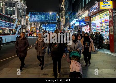 Londres, Royaume-Uni. 28 novembre 2020. Un nombre étonnamment important de personnes passent à Oxford Street dans le West End le samedi soir du week-end avant que l'Angleterre ne se soit sortie du confinement pandémique du coronavirus le 2 décembre. Un système régional de niveau d'alerte est en place après cela jusqu'à Noël. Credit: Stephen Chung / Alamy Live News Banque D'Images