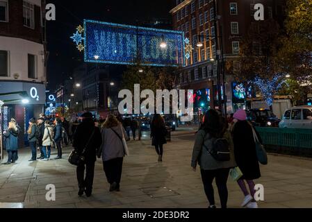 Londres, Royaume-Uni. 28 novembre 2020. Un nombre étonnamment important de personnes passent à Oxford Street dans le West End le samedi soir du week-end avant que l'Angleterre ne se soit sortie du confinement pandémique du coronavirus le 2 décembre. Un système régional de niveau d'alerte est en place après cela jusqu'à Noël. Credit: Stephen Chung / Alamy Live News Banque D'Images