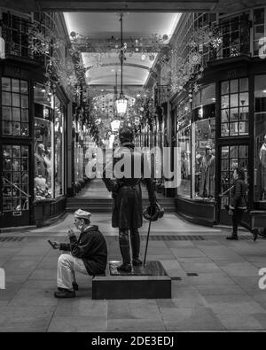 Un travailleur fait une pause à l'extérieur de Piccadilly Arcade à Londres pendant le confinement en cas de pandémie. Banque D'Images