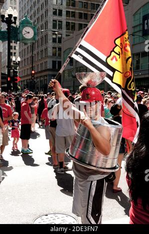 Chicago, États-Unis. 28 juin 2013. Les fans de Blackhawk se sont rassemblés pour observer le défilé de la victoire au centre-ville dans le circuit. Banque D'Images