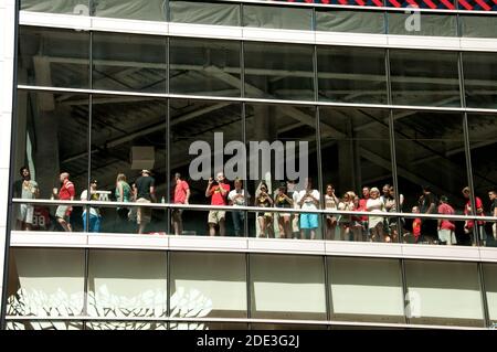 Chicago, États-Unis. 28 juin 2013. Les fans de Blackhawk se sont rassemblés pour observer le défilé de la victoire au centre-ville dans le circuit. Banque D'Images