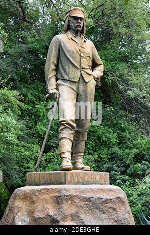 La statue de David Livingstone entourée d'arbres dans le parc national de Victoria Falls, Zimbabwe, Afrique. Banque D'Images