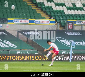 Northampton, Royaume-Uni. 28 novembre 2020 ; Franklin Gardens, Northampton, East Midlands, Angleterre ; Premiership Rugby Union, Northampton Saints versus Harlequins ; Marcus Smith de Harlequins marquant une conversion Credit: Action plus Sports Images/Alay Live News Banque D'Images