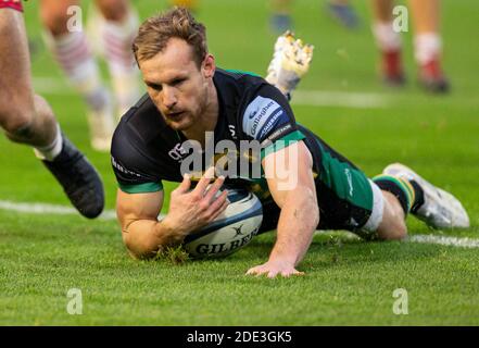 Northampton, Royaume-Uni. 28 novembre 2020 ; Franklin Gardens, Northampton, East Midlands, Angleterre ; Premiership Rugby Union, Northampton Saints versus Harlequins ; Rory Hutchinson de Northampton Saints plonge en avant avec le ballon pour marquer un Try Credit: Action plus Sports Images/Alamy Live News Banque D'Images