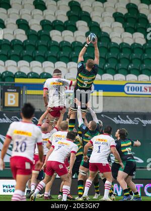 Northampton, Royaume-Uni. 28 novembre 2020 ; Franklin Gardens, Northampton, East Midlands, Angleterre ; Premiership Rugby Union, Northampton Saints versus Harlequins ; David Ribbans de Northampton Saints prend le ballon pendant une ligne de crédit: Action plus Sports Images/Alay Live News Banque D'Images