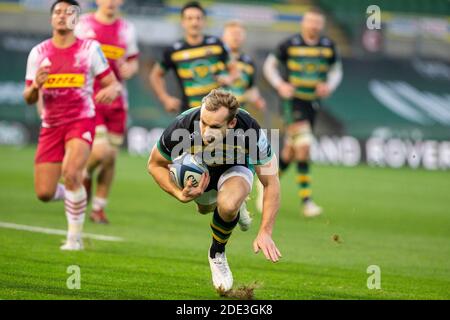 Northampton, Royaume-Uni. 28 novembre 2020 ; Franklin Gardens, Northampton, East Midlands, Angleterre ; Premiership Rugby Union, Northampton Saints versus Harlequins ; Rory Hutchinson de Northampton Saints plonge en avant avec le ballon pour marquer un Try Credit: Action plus Sports Images/Alamy Live News Banque D'Images