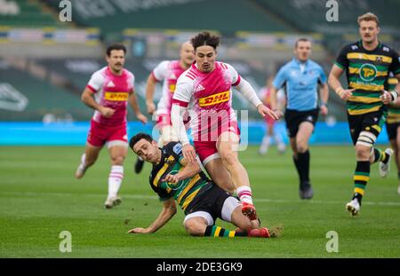 Northampton, Royaume-Uni. 28 novembre 2020 ; Franklin Gardens, Northampton, East Midlands, Angleterre ; Premiership Rugby Union, Northampton Saints versus Harlequins ; Alex Mitchell de Northampton Saints glisse pour s'attaquer à Cadan Murley of Harlequins crédit: Action plus Sports Images/Alay Live News Banque D'Images
