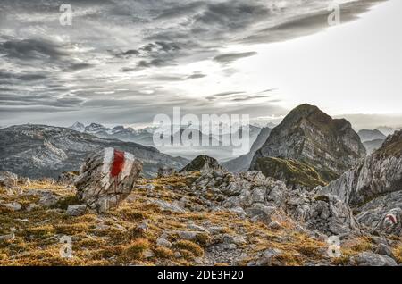 Panneaux de randonnée dans les montagnes suisses. Photo du mutteristock au sommet de la montagne. Faites de la randonnée, grimpez et profitez des montagnes du glaris. Vue fantastique Banque D'Images