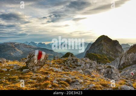 Panneaux de randonnée dans les montagnes suisses. Faites de la randonnée, grimpez et profitez des montagnes du glaris. Vue fantastique. Photo du mutteristock au sommet de la montagne Banque D'Images