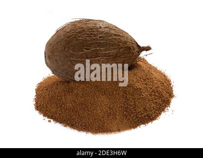 Pile propre de sucre de noix de coco biologique avec une noix de coco fraîche isolé sur un fond blanc Banque D'Images