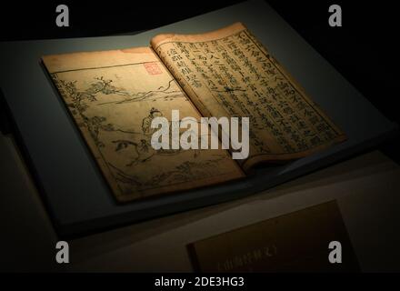 Shenzhen, province chinoise de Guangdong. 28 novembre 2020. Un livre ancien est exposé au Shenzhen Museum à Shenzhen, dans la province de Guangdong, dans le sud de la Chine, le 28 novembre 2020. Au total, 124 séries de livres anciens rares ont été exposées à l'exposition. Credit: Mao Siqian/Xinhua/Alamy Live News Banque D'Images