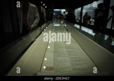 Shenzhen, province chinoise de Guangdong. 28 novembre 2020. Un ancien scroll est exposé au Shenzhen Museum à Shenzhen, dans la province de Guangdong, dans le sud de la Chine, le 28 novembre 2020. Au total, 124 séries de livres anciens rares ont été exposées à l'exposition. Credit: Mao Siqian/Xinhua/Alamy Live News Banque D'Images