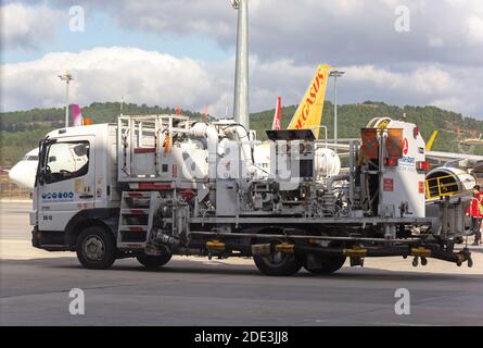 Camion de pompe à carburant d'aviation se déplaçant sur le tablier à l'aéroport. Aéroport Sabiha Gokcen. Banque D'Images
