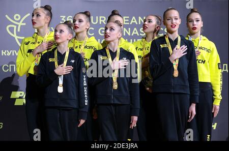 Non exclusif: KIEV, UKRAINE - 27 NOVEMBRE 2020 - Team Ukraine fête sa première place le deuxième jour des Championnats d'Europe 2020 en RH Banque D'Images