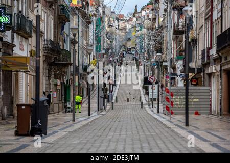 Porto, Portugal. 28 novembre 2020. La rue Santa Catarina, l'un des endroits les plus commerciaux et touristiques, est désertée en raison des restrictions de la pandémie de Covid-19 pendant le long week-end. Le Portugal compte 4868 cas de plus et 87 décès. Crédit: Diogo Baptista/ZUMA Wire/Alay Live News Banque D'Images