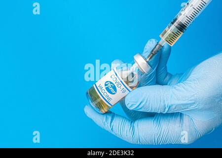 Izmir, Turquie / août 11 2020 : concept et contexte du vaccin contre le coronavirus. Nouveau vaccin pfizer et biontech isolés sur fond bleu. Covid-19 Banque D'Images