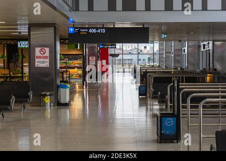 Panneau de signalisation de Gates à l'aéroport Sabiha Gokcen, terminal vide. En turc. Banque D'Images