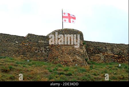 Drapeau géorgien sur la forteresse médiévale de Gori, ville de Gori, région de Shida Kartli, Géorgie Banque D'Images