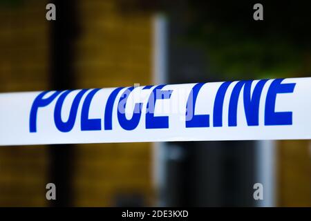 Londres, Royaume-Uni. 28 novembre 2020. Une bande de police entoure une scène de crime à Londres. Crédit : SOPA Images Limited/Alamy Live News Banque D'Images