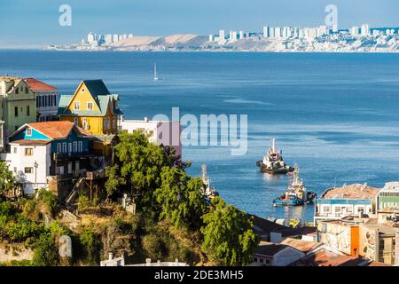 Maisons sur une colline à Valparaiso avec Vina del Mar en arrière-plan Banque D'Images