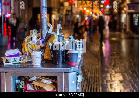 Cork, Irlande. 28 novembre 2020. Le centre-ville de Cork était très animé ce soir avec des familles qui ont vu les lumières de Noël et d'autres qui ont acheté des boissons à emporter. Les poubelles autour du centre-ville débordaient. Crédit : AG News/Alay Live News Banque D'Images