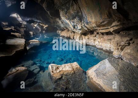 Eau bleue dans la grotte de Grjotagja près du lac Myvatn, dans le nord de l'Islande Banque D'Images