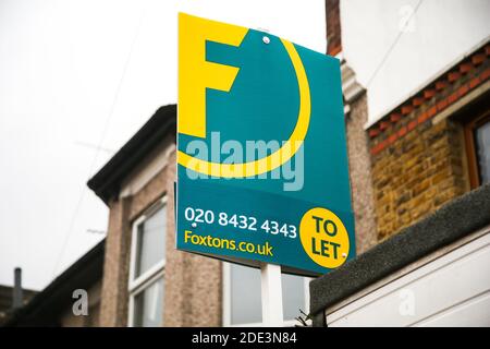 Londres, Royaume-Uni. 25 novembre 2020. Un panneau de l'agent immobilier Foxtons 'To Let' érigé à l'extérieur d'une propriété à Londres. Credit: Dinendra Haria/SOPA Images/ZUMA Wire/Alay Live News Banque D'Images