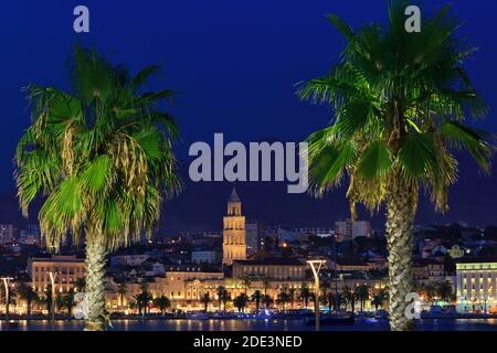 Vue panoramique sur l'ancienne ville côtière de Split, Croatie, lors d'une belle soirée d'été Banque D'Images