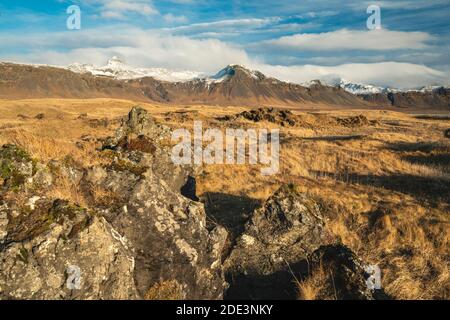 Vue panoramique des montagnes enneigées contre le ciel nuageux, Budir, péninsule de Snaefellsnes, Islande Banque D'Images