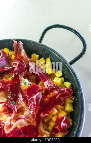 Œufs brouillés avec jambon Serrano et pommes de terre Banque D'Images