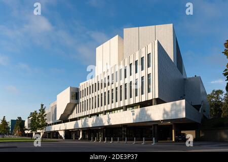 Salle de congrès et d'événements Finlandia Hall - conçu par l'architecte Alvar Aalto - sur la baie de Töölönlahti à Helsinki, en Finlande Banque D'Images