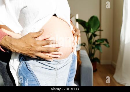 Gros plan d'un mari qui embrasse le ventre de sa femme enceinte. Concept de planification familiale Banque D'Images