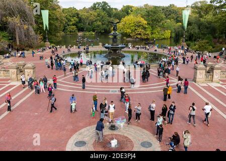 Les gens se rassemblent à Bethesda Terrace et Fountain en hiver jour Banque D'Images