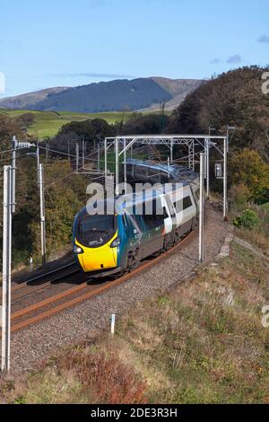 Première Trenitalia avant Côte Ouest Alstom Pendolino train 390047 inclinable comme il arrondit une courbe sur la ligne principale de la côte ouest Banque D'Images