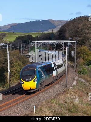 Première Trenitalia avant Côte Ouest Alstom Pendolino train 390047 inclinable comme il arrondit une courbe sur la ligne principale de la côte ouest Banque D'Images