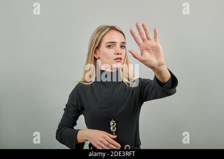 Paume bras levé air Angry look droit vous ne passera pas par l'expression faciale dure. Sérieux regarder des demandes strictes arrêter, tire la main vers l'avant caméra, dit non, en désaccord, frondes frondes, avertissement Banque D'Images