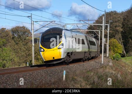 Première Trenitalia avant Côte Ouest Alstom Pendolino train 390011 inclinable comme il arrondit une courbe sur la ligne principale de la côte ouest Banque D'Images