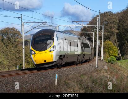 Première Trenitalia avant Côte Ouest Alstom Pendolino train 390011 inclinable comme il arrondit une courbe sur la ligne principale de la côte ouest Banque D'Images