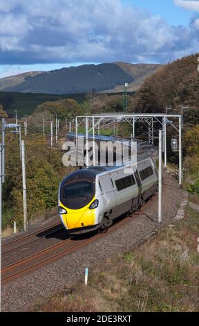 Première Trenitalia avant Côte Ouest Alstom Pendolino train 390131 inclinable comme il arrondit une courbe sur la ligne principale de la côte ouest Banque D'Images