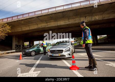 Porto, Portugal. 28 novembre 2020. Un agent de police interroge un conducteur sur sa destination et la raison de son départ à un point de contrôle de mobilité. Dans la ville de Porto, il y a déjà plusieurs agents de police qui suivent les nouvelles règles définies par le Gouvernement de Porto. Le Portugal compte 4,868 cas de plus et 87 décès. Crédit : SOPA Images Limited/Alamy Live News Banque D'Images