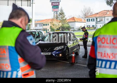 Porto, Portugal. 28 novembre 2020. Un agent de police interroge un conducteur sur sa destination et la raison de son départ à un point de contrôle de mobilité. Dans la ville de Porto, il y a déjà plusieurs agents de police qui suivent les nouvelles règles définies par le Gouvernement de Porto. Le Portugal compte 4,868 cas de plus et 87 décès. Crédit : SOPA Images Limited/Alamy Live News Banque D'Images