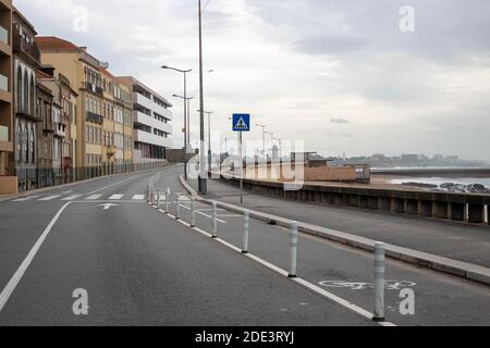 Porto, Portugal. 28 novembre 2020. Riverside Porto est photographié déserté en raison des restrictions de la pandémie de Covid-19 pendant le week-end. Dans la ville de Porto, il y a déjà plusieurs agents de police qui suivent les nouvelles règles définies par le Gouvernement de Porto. Le Portugal compte 4,868 cas de plus et 87 décès. Crédit : SOPA Images Limited/Alamy Live News Banque D'Images