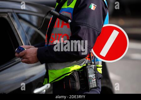 Porto, Portugal. 28 novembre 2020. Un agent de police interroge un conducteur sur sa destination et la raison de son départ à un point de contrôle de mobilité. Dans la ville de Porto, il y a déjà plusieurs agents de police qui suivent les nouvelles règles définies par le Gouvernement de Porto. Le Portugal compte 4,868 cas de plus et 87 décès. Crédit : SOPA Images Limited/Alamy Live News Banque D'Images