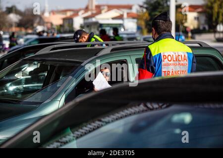 Porto, Portugal. 28 novembre 2020. Un agent de police interroge un conducteur sur sa destination et la raison de son départ à un point de contrôle de mobilité. Dans la ville de Porto, il y a déjà plusieurs agents de police qui suivent les nouvelles règles définies par le Gouvernement de Porto. Le Portugal compte 4,868 cas de plus et 87 décès. Crédit : SOPA Images Limited/Alamy Live News Banque D'Images