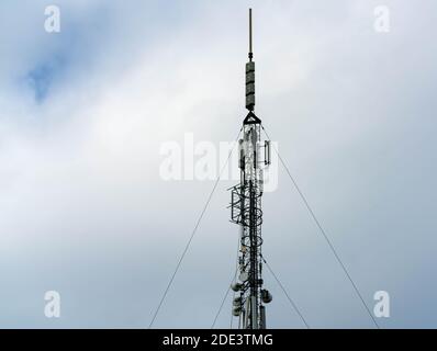 Tour de communications cellulaires offrant une couverture de téléphonie mobile et 4G ainsi que 5G. . Photo de haute qualité Banque D'Images