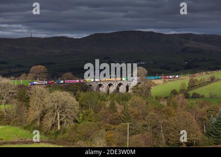 Première Trenitalia Avanti West Coast Alstom Pride Livery Pendolino train Traversée du viaduc de Docker sur la ligne principale de la côte ouest à Cumbria Banque D'Images