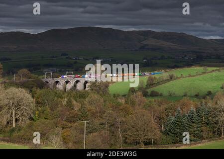 Première Trenitalia Avanti West Coast Alstom Pride Livery Pendolino train Traversée du viaduc de Docker sur la ligne principale de la côte ouest à Cumbria Banque D'Images