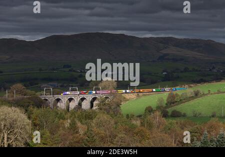 Première Trenitalia Avanti West Coast Alstom Pride Livery Pendolino train Traversée du viaduc de Docker sur la ligne principale de la côte ouest à Cumbria Banque D'Images